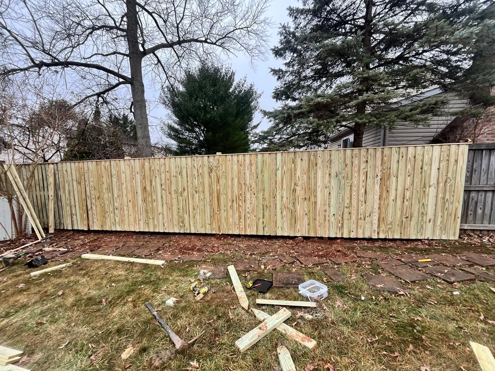 Cerca de madera terminada en el patio de una vivienda
