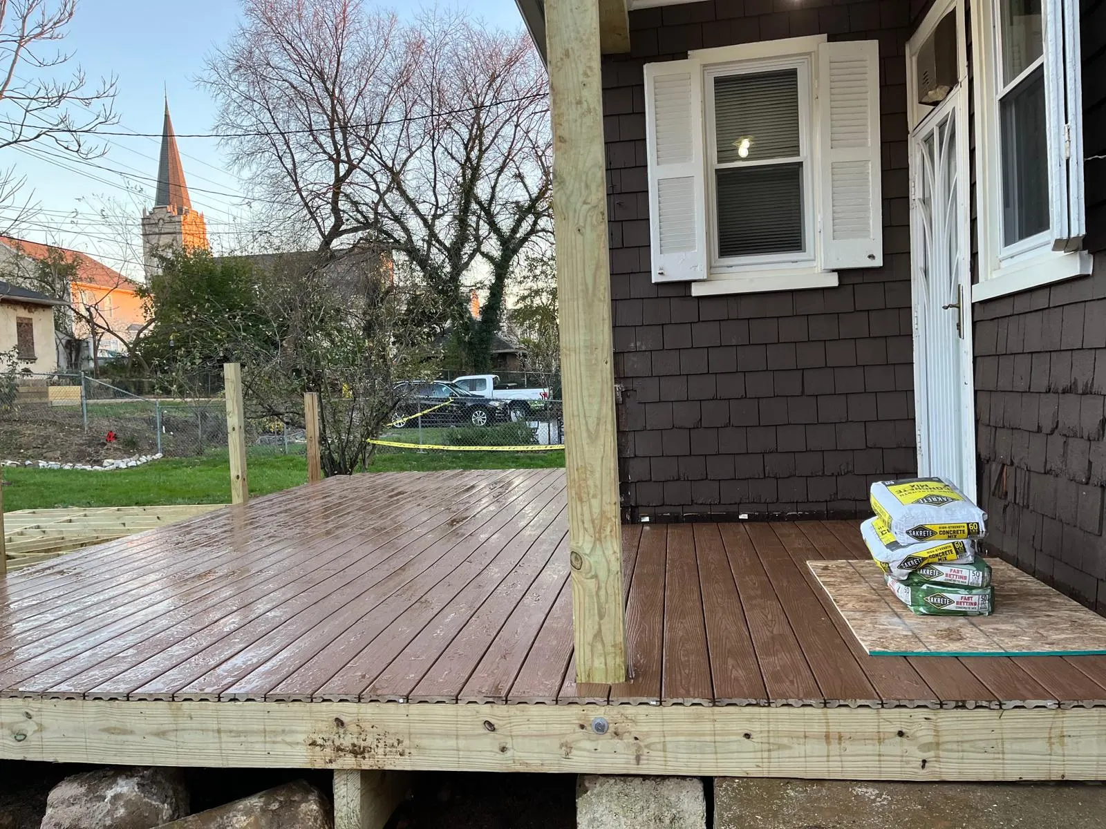 Deck de madera terminado en la entrada de una casa