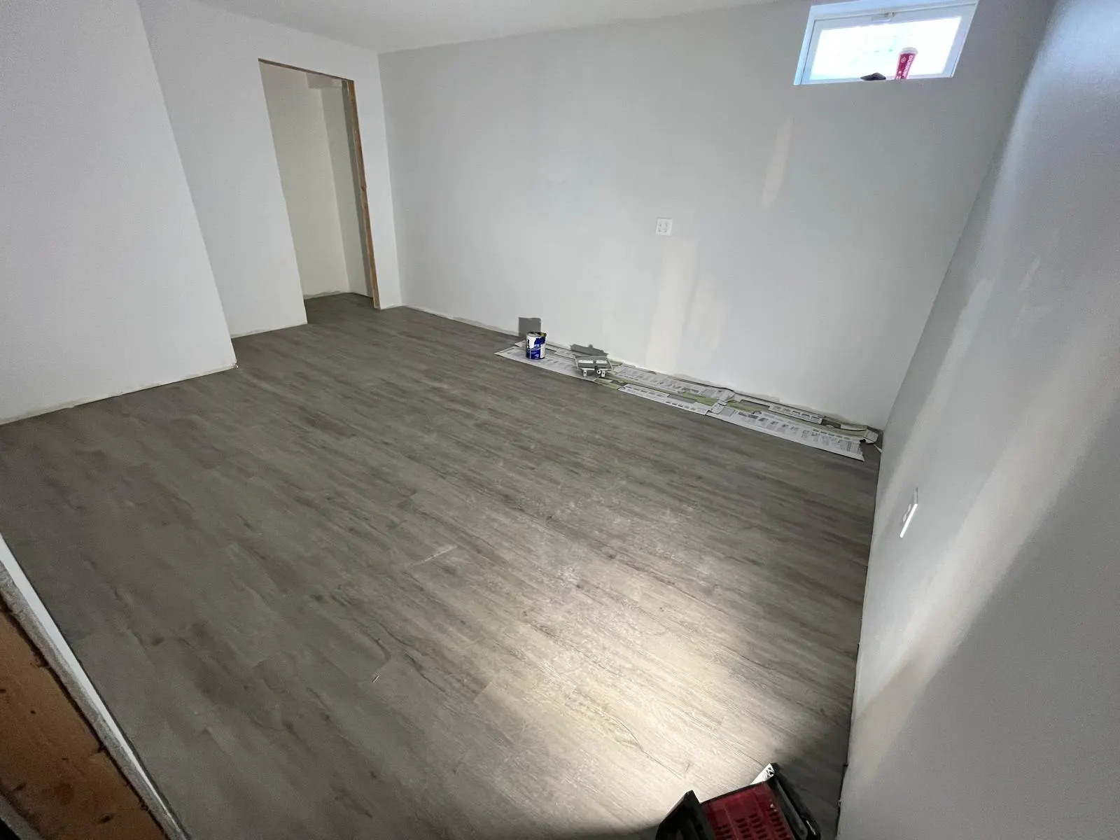 Instalación de piso nuevo en sala amplia con paredes recién terminadas
